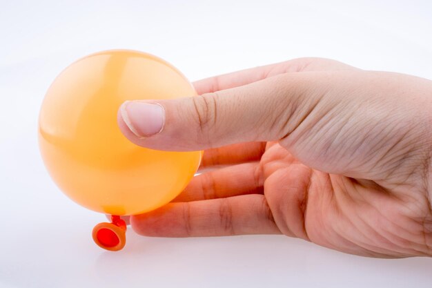 Foto piccolo palloncino colorato nella mano del bambino
