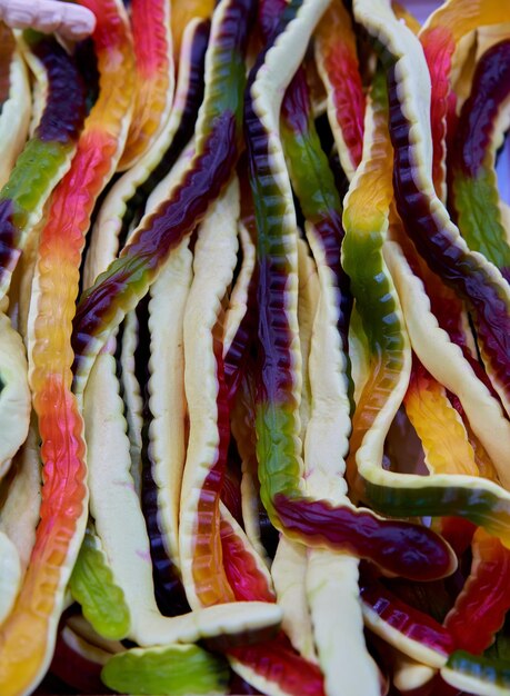 Fagioli di gelatina colorati a forma di serpente che occupano l'intera immagine