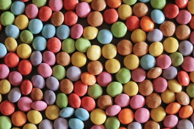 Foto istantanea colorata con confetto al cioccolato multicolore