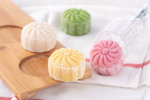 Colorful snow skin moon cake, sweet snowy mooncake