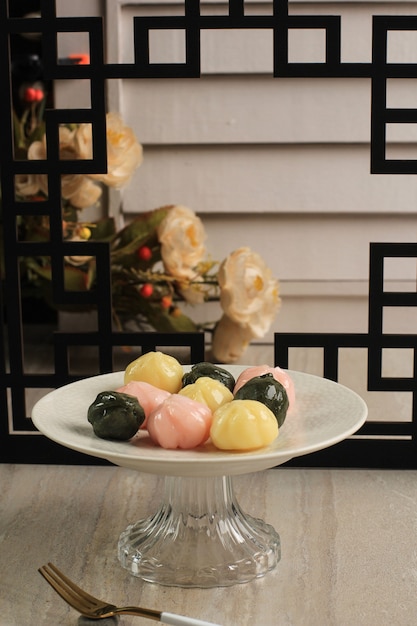 木製の皿にカラフルなソンピョンクルトオク（蜂蜜入り餅）。ソンピョンは元日または韓国の感謝祭の日に食べられる韓国の伝統的な食べ物です。