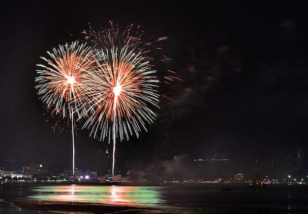 I fuochi d'artificio scintillanti colorati illuminano il cielo