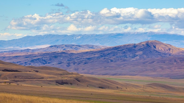 Красочная впечатляющая панорама долины в пустыне Гареджа, Грузия