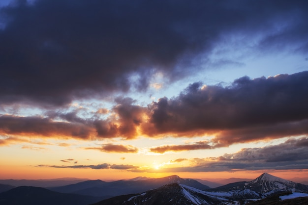 全国の山脈に沈む色鮮やかな春の夕日