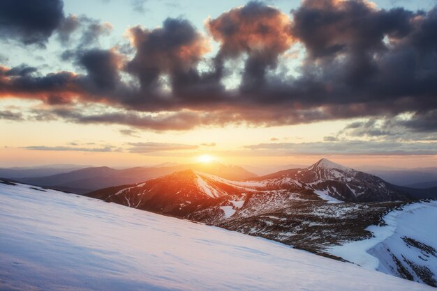 全国の山脈に沈む色鮮やかな春の夕日