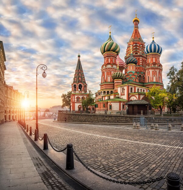 早朝のモスクワの赤の広場にあるカラフルな聖ワシリイ大聖堂
