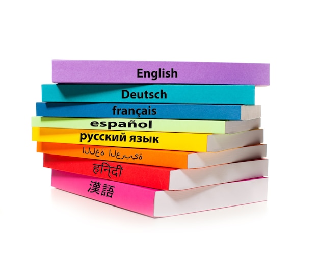 Красочная стопка книг, изолированные на белом фоне. Концепция изучения иностранных языков
