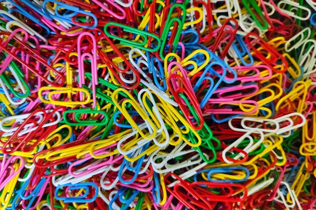 Photo colorful stack of paper clips