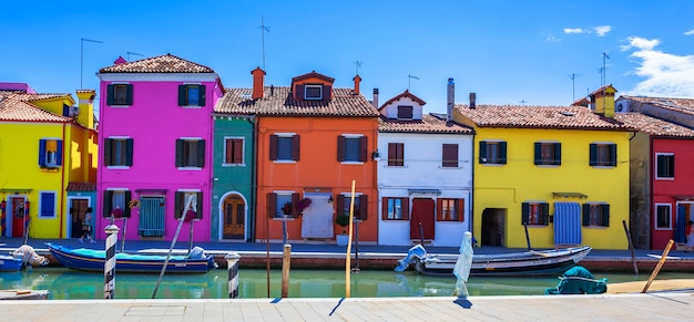 Photo colorful street with canal in burano, near venice, italy