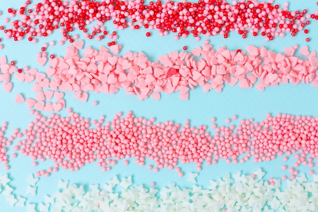 Photo colorful sugar sprinkles on blue background