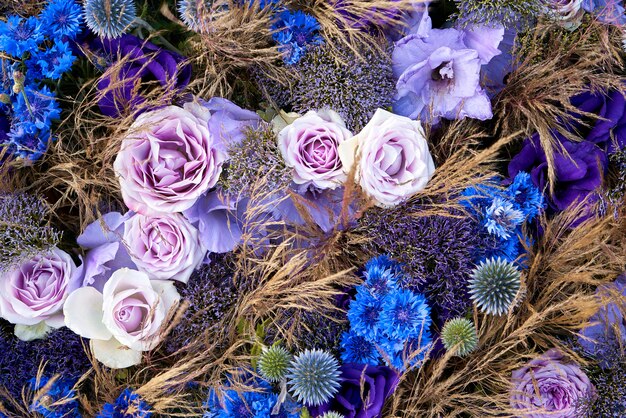 カラフルな夏の花の背景。上面図