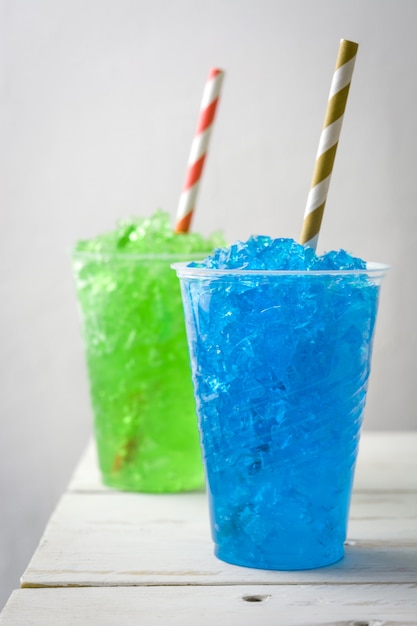 사진 흰색 나무 테이블에 화려한 여름 slushies