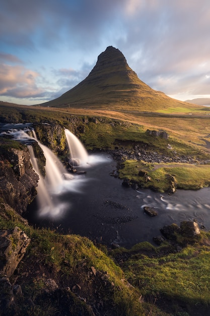 Kirkjufellsfoss滝のカラフルな日の出の風景を見る。