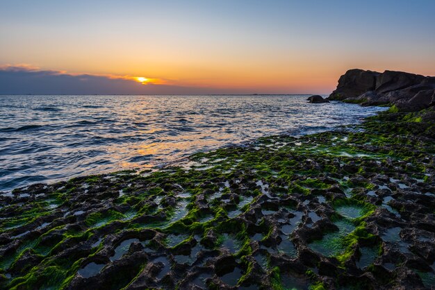 Alba colorata sulla costa del mare