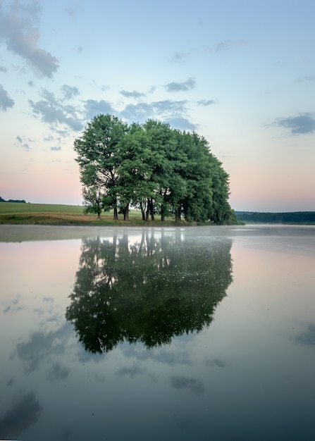 Photo colorful sunrise on a small lake near the village