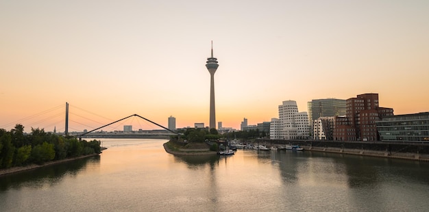 Vista colorata dell'alba di dusseldorf in germania