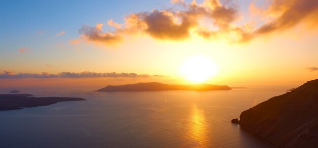 ギリシャのサントリーニ島からエーゲ海に沈むカラフルな夕日