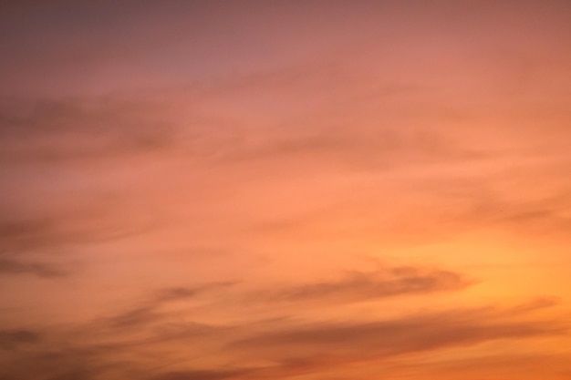 空の上のカラフルな夕焼け雲