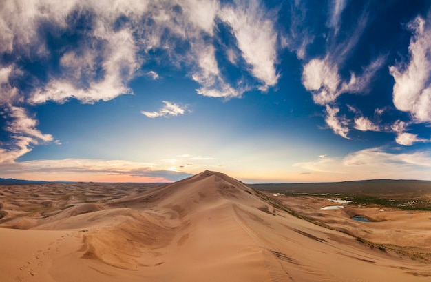 Foto tramonto colorato sulle dune del deserto del gobi in mongolia