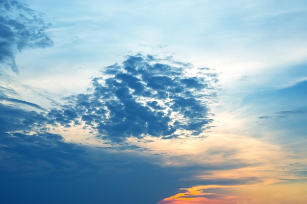 夕方の空に沈む夕日雲の自然と美しさ