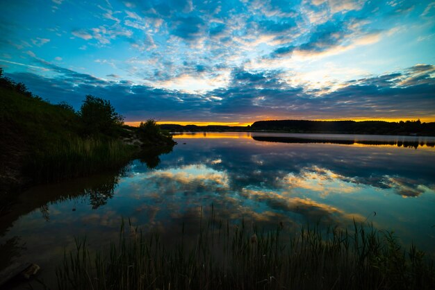 Colorato tramonto sul lago