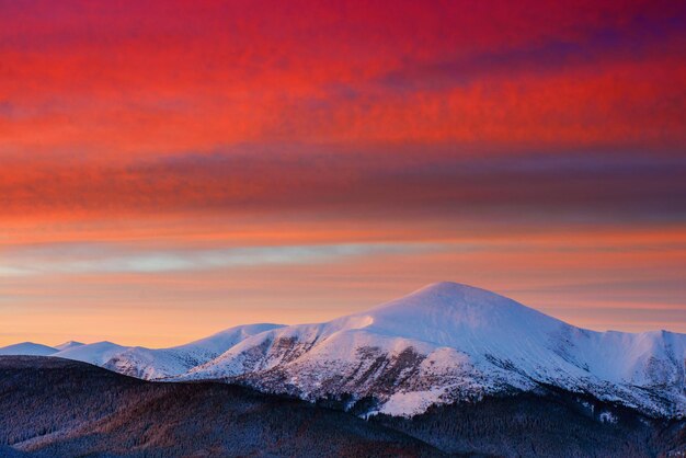 Photo colorful sunset over the mountain hills