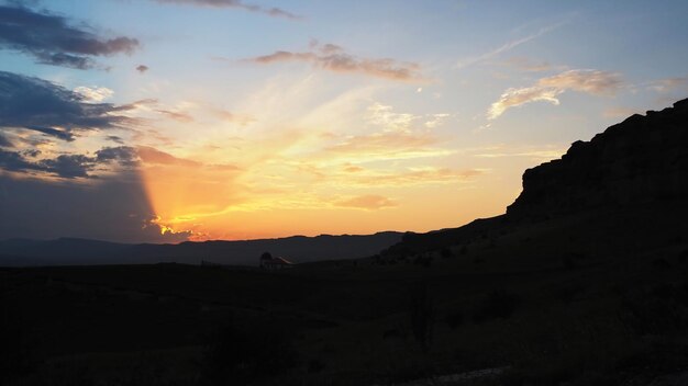 キスロヴォツク郊外を見下ろす山のカラフルな夕日。雲、太陽の光。コルツォ