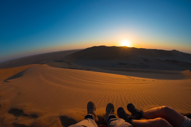 Красочный заход солнца над пустыней Namib, Намибия, Африка.