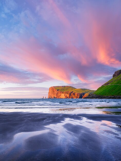 写真 カラフルな夕暮れがライシンとケリンギン・フェロー諸島を眺めている