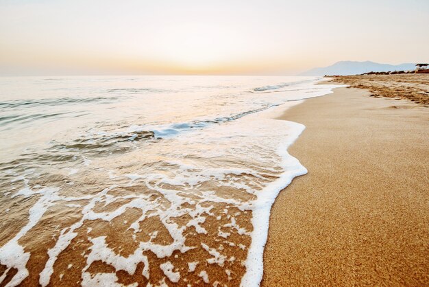 写真 カラフルな海に沈む夕日。