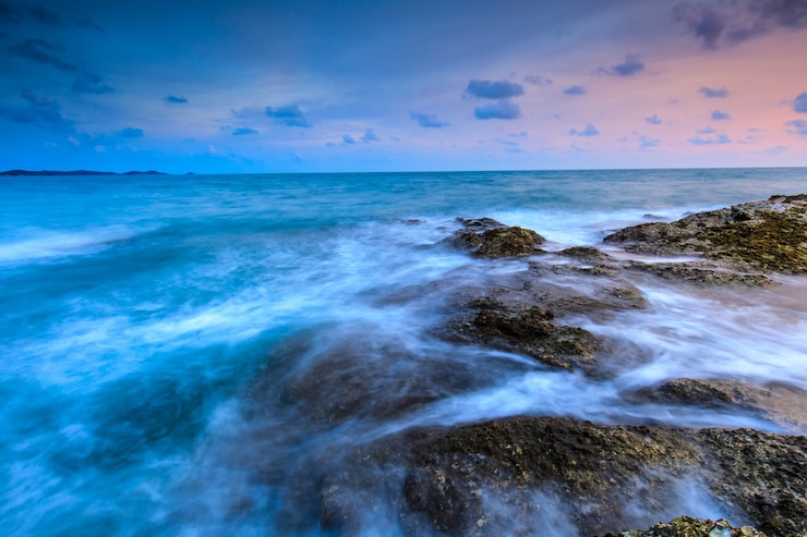 Photo colorful sunset on the sea in khaoleamya-mookoh samet national park rayong province, thail
