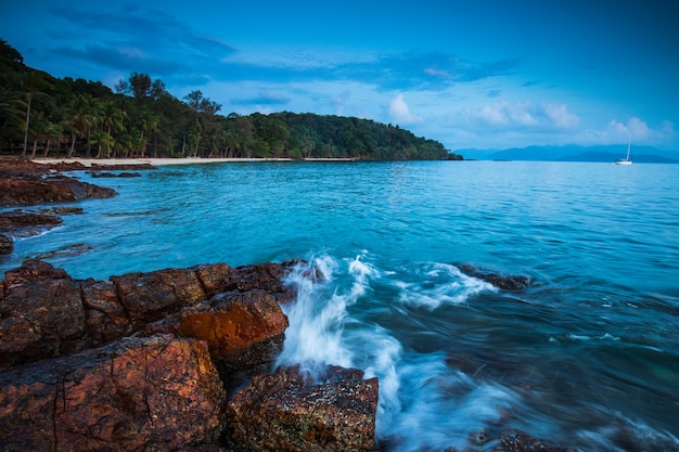 Красочный заход солнца на море в острове Koh Wai, провинции Trat, Таиланде.