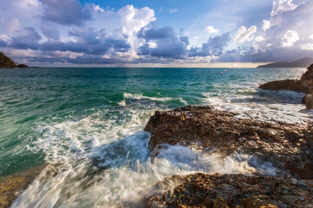 Красочный заход солнца на море в лете на острове Koh Wai, провинции trat, Таиланде.