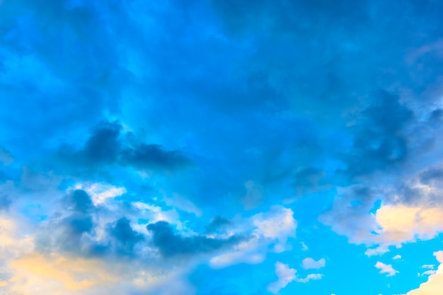 Фото Красочное закатное небо и облака - фон с пространством для вашего собственного текста