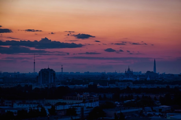 Красочное закатное небо и облака изображения сумеречного фона