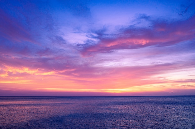 Foto cielo colorato tramonto sull'oceano con drammatica formazione di nuvole