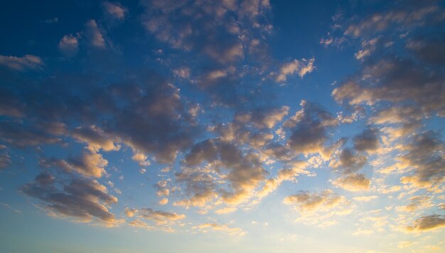 静かな海の表面の上のカラフルな夕焼け空