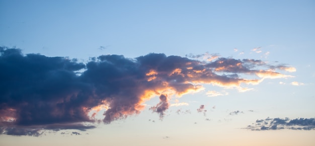 空のカラフルな夕日や日の出。雲は鮮やかな色です。美しい背景。