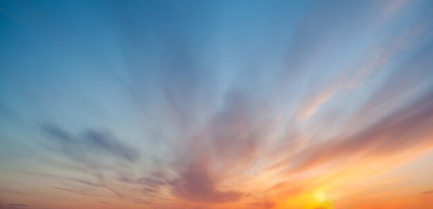 空のカラフルな夕日や日の出。