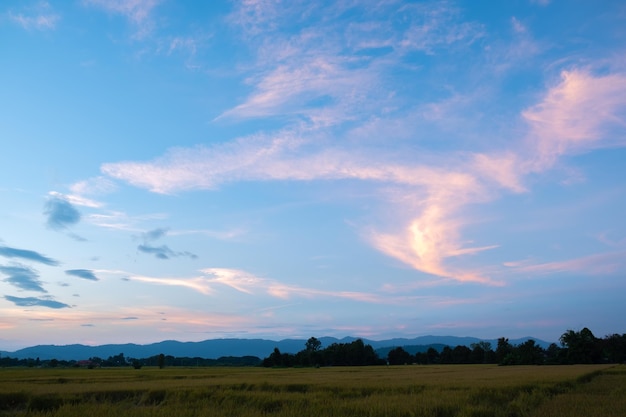 カラフルな夕焼けと日の出と雲青とオレンジ色の自然青空にたくさんの白い雲今日の天気は晴れ雲に沈む夕焼け空は夕暮れです