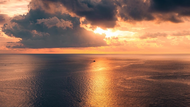 Foto tramonto colorato sul mare tropicale e barca a vela nel golfo della thailandia