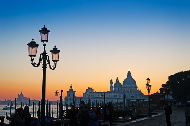 イタリアのベニスのカラフルな夕日