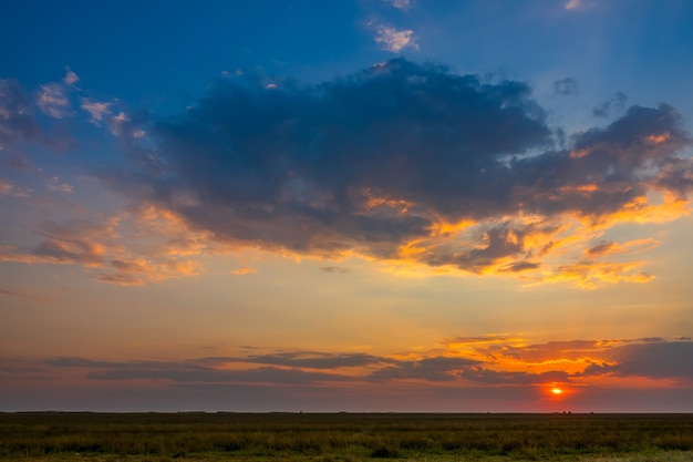 Tramonto colorato con nuvole