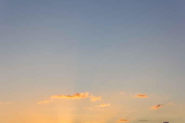 Foto tramonto colorato con nuvole