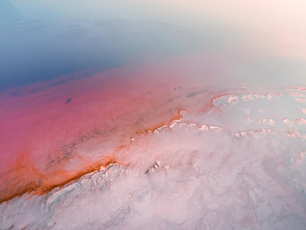 분홍색과 푸른 물이 있는 소금 호수의 다채로운 표면