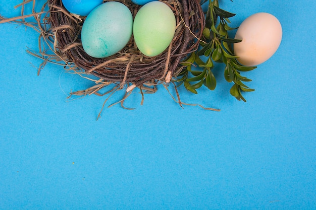 파란색 표면에 부활절 달걀으로 화려한 표면