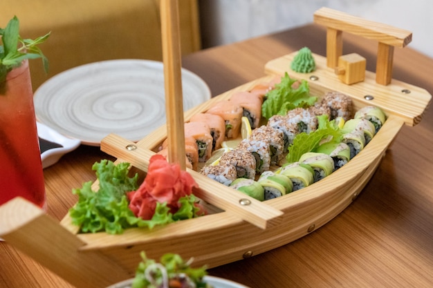 Sushi colorato impostato nel piatto a forma di nave