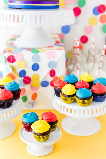 子供の誕生日パーティーのお祝いのためのカラフルなお菓子。