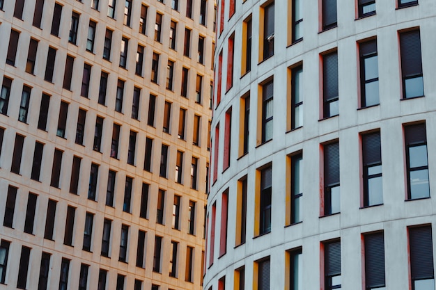 Edificio colorato e simmetrico con copia spazio e aspetto professionale e minimalista