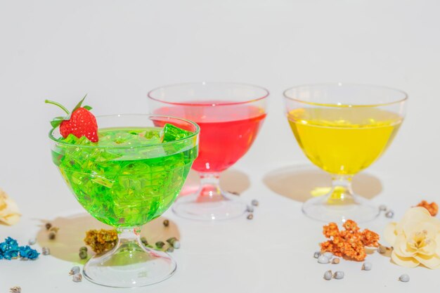 Foto bicchiere colorato riempito di sciroppo vibranti sorsi di rosso giallo e verde